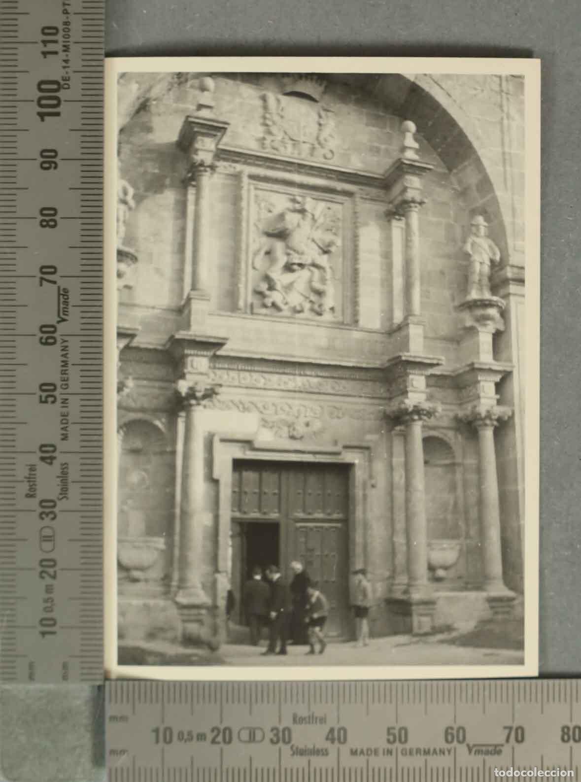 Fotograf&iacute;a antigua: FOTOGRAFIA. GRUPO ENTRANDO A MONASTERIO DE YUSO CON FRAILE.