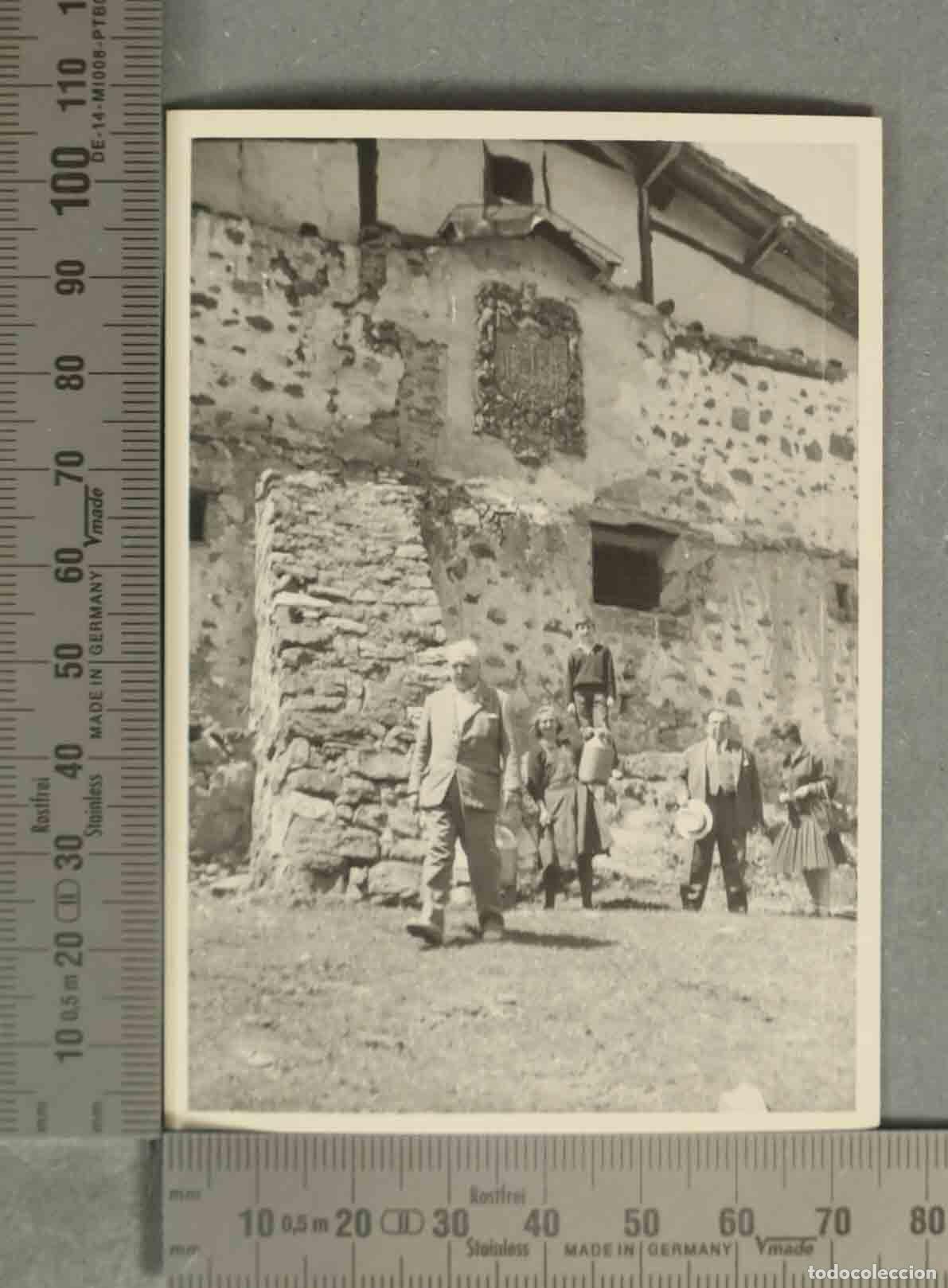 Fotograf&iacute;a antigua: FOTOGRAFIA. VIVIENDA CON ESCUDO NOBILIARIO Y SE&Ntilde;ORA CON CANTARO.