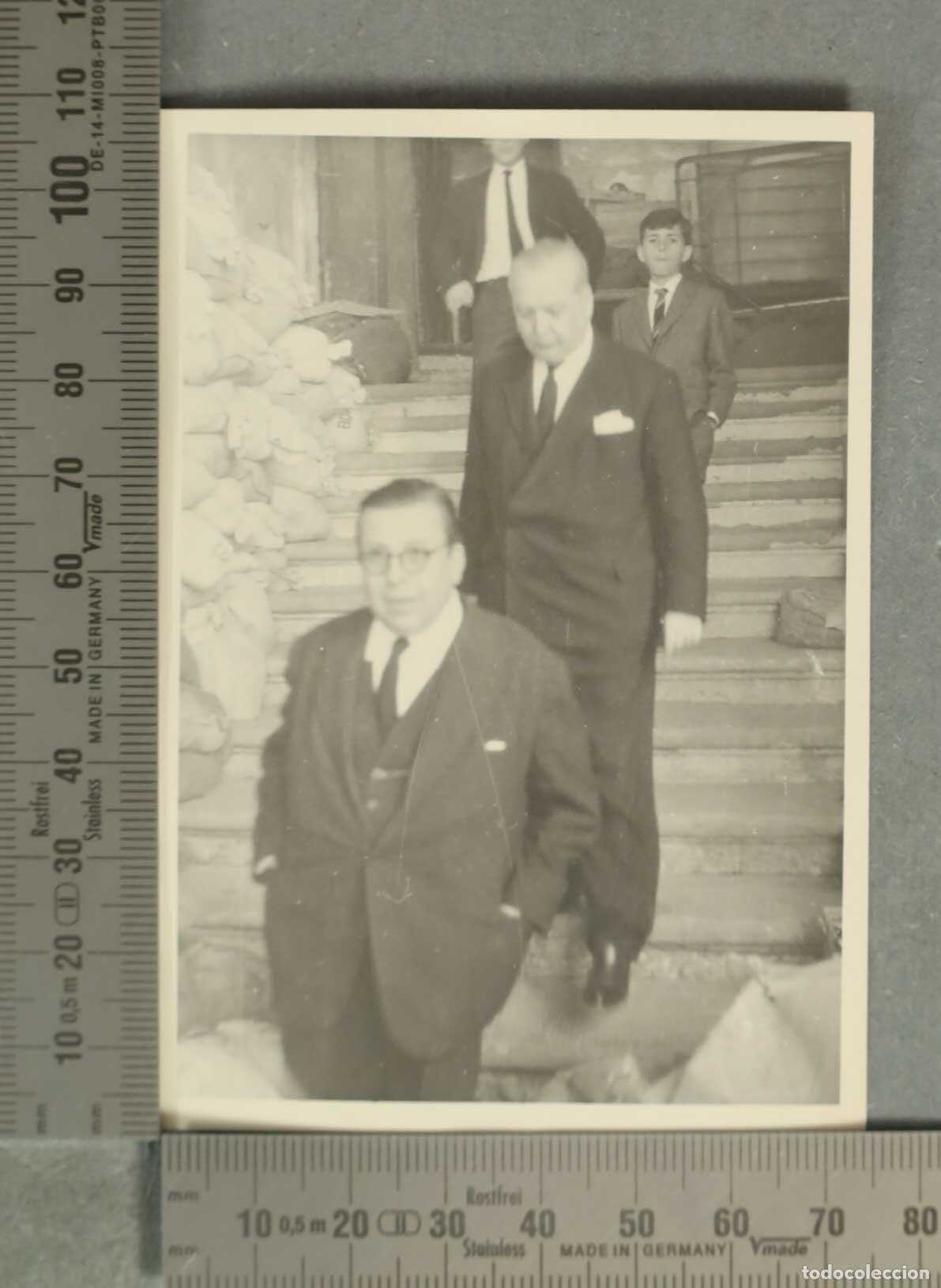 Fotograf&iacute;a antigua: FOTOGRAFIA. SE&Ntilde;ORES BAJANDO ESCALERAS