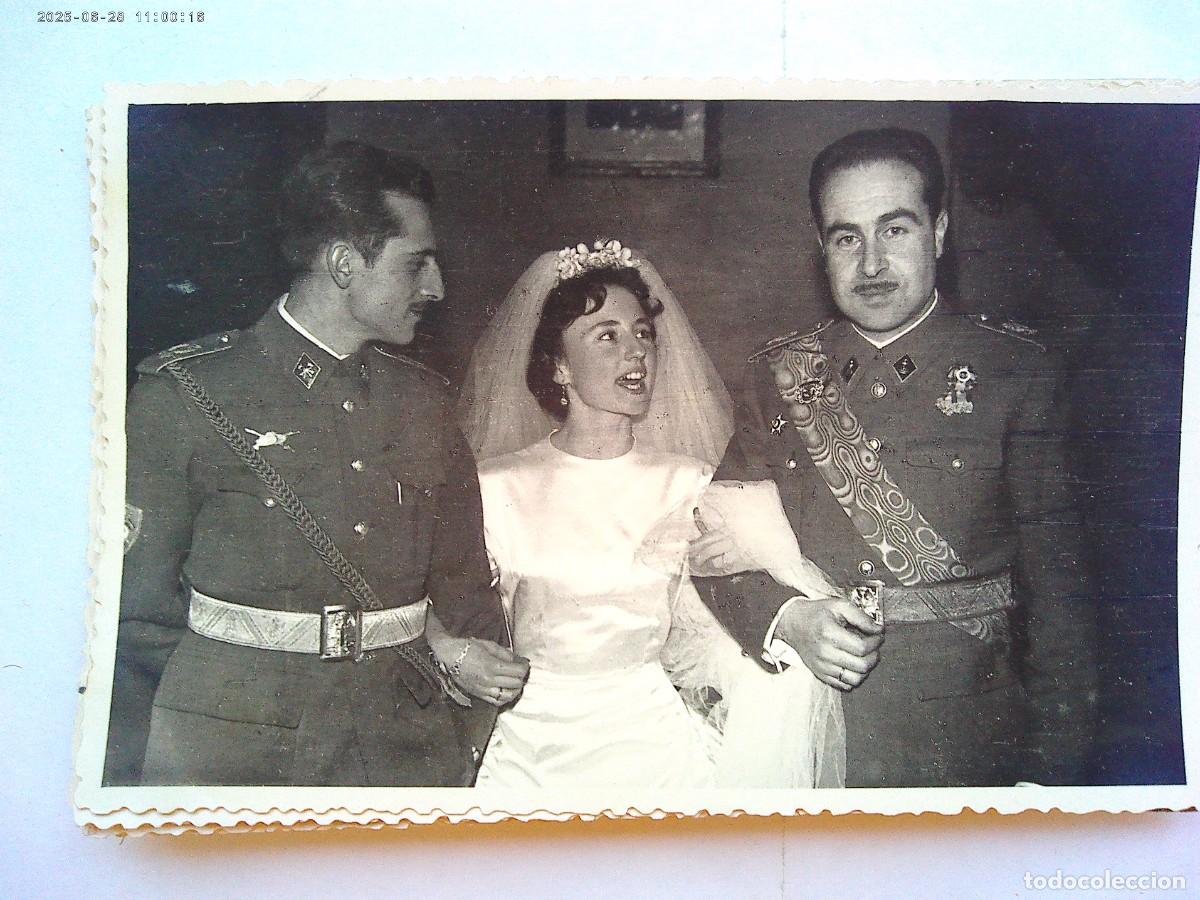 Fotografia antiga: FOTO DE BODA DE MILITAR DE CABALLERIA CON EMBLEMA DE CARROS Y OTRO PROFESORADO. DE BARAS , UBEDA