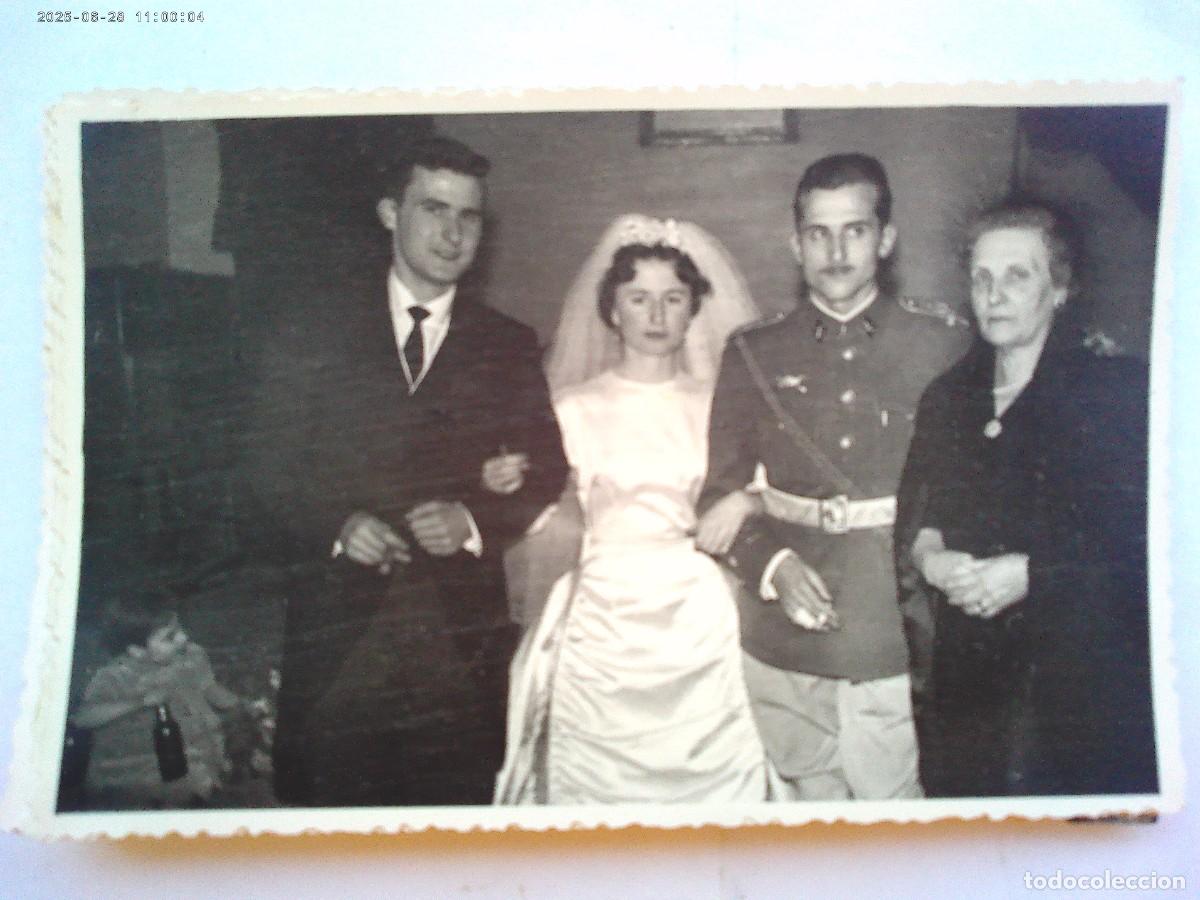 Fotograf&iacute;a antigua: FOTO DE BODA DE MILITAR DE CABALLERIA CON EMBLEMA DE CARROS, 1960- DE BARAS , UBEDA ( JAEN )