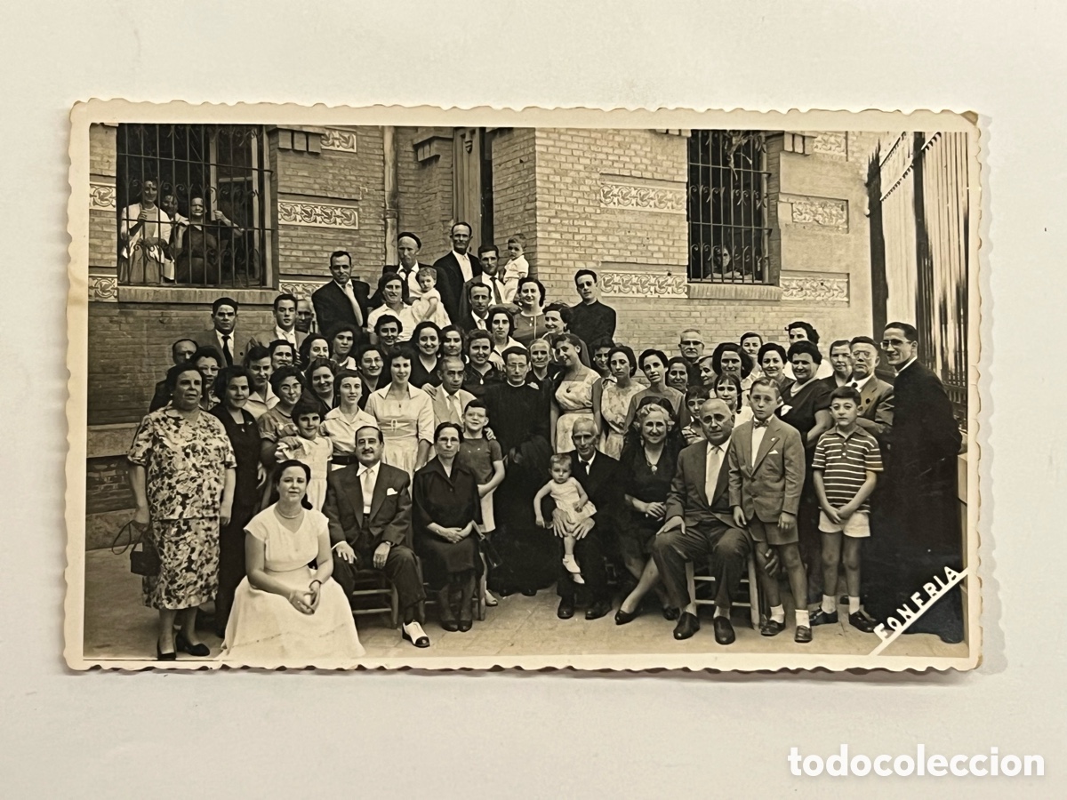 Fotograf&iacute;a antigua: EL GRAO de Valencia, todos con el nuevo P&aacute;rroco.. un barrio, un sentimiento, una familia.. (h.1950?)
