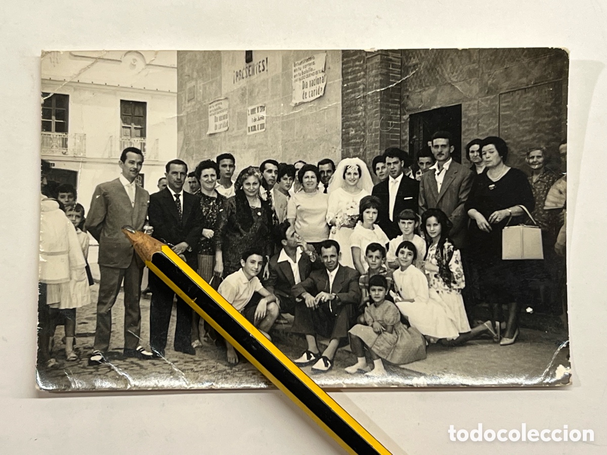Fotograf&iacute;a antigua: EL GRAO de Valencia. Una Boda de las de antes.. Familiares, vecinos.. (a.1961) Ca&iacute;dos por Espa&ntilde;a