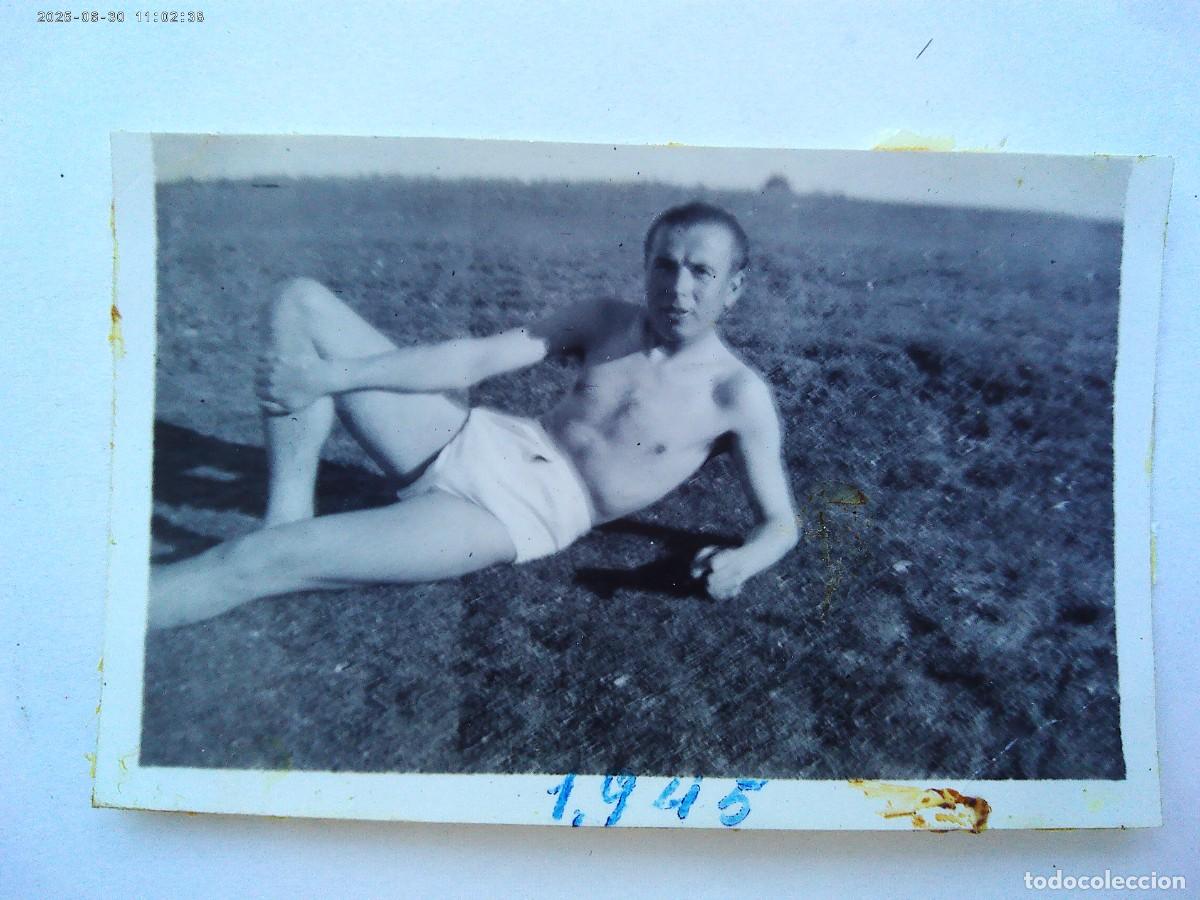Fotografia antiga: PEQUE&Ntilde;A FOTO DE HOMBRE EN CALZONCILLOS TOMANDO EL SOL , 1945