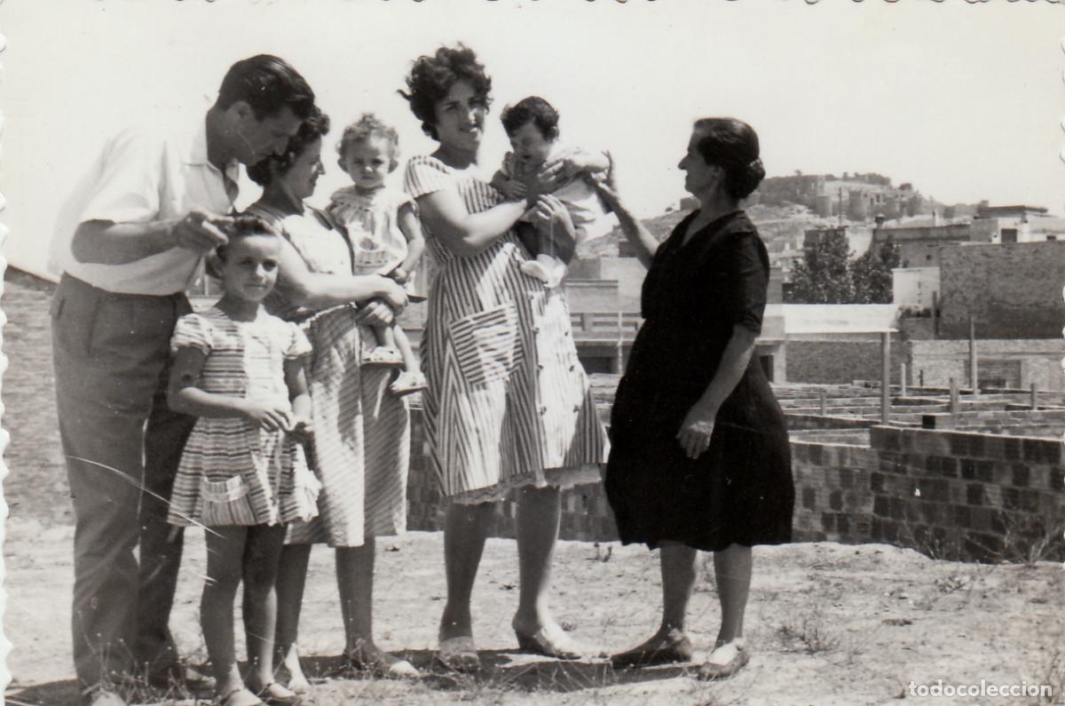 Fotograf&iacute;a antigua: Familia posando delante del castillo de Denia? A&ntilde;os 60. pc