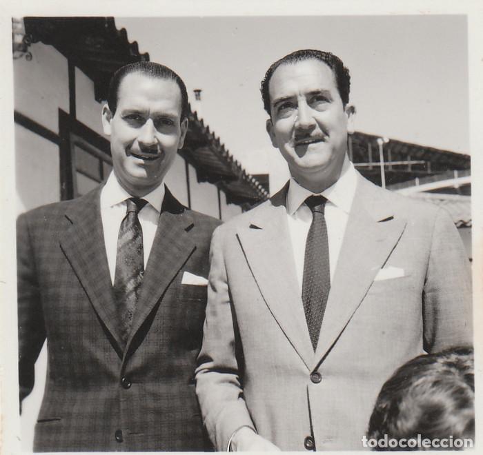 Fotograf&iacute;a antigua: Pareja de caballeros riendo. A&ntilde;os 50. pc