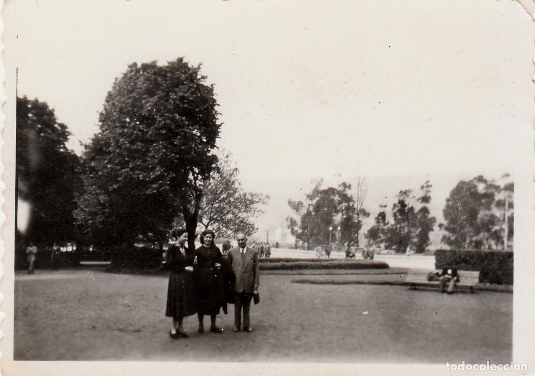 Fotograf&iacute;a antigua: Amigos en un gran jard&iacute;n. A&ntilde;os 50-60. pc