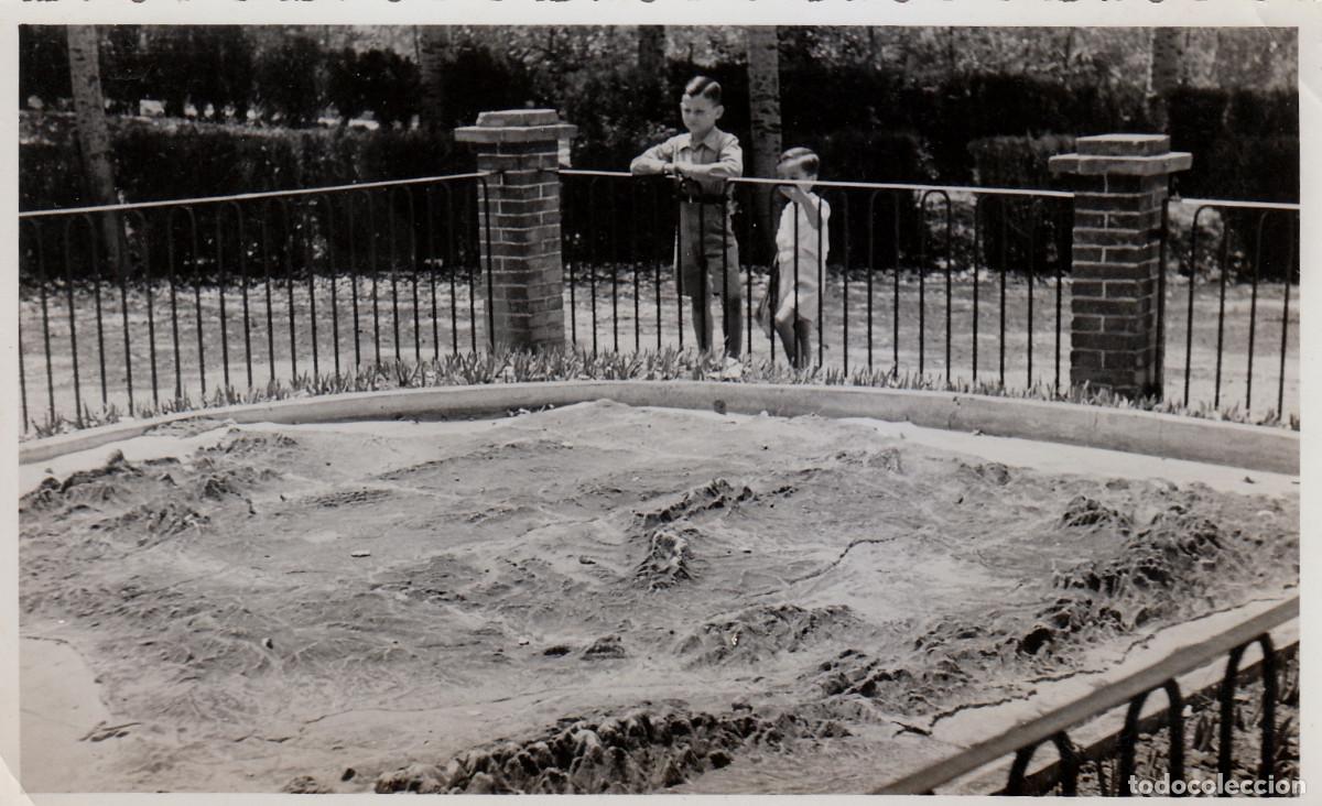 Fotograf&iacute;a antigua: Ni&ntilde;os observando una maqueta en relieve de un sistema monta&ntilde;oso en un jardin. A&ntilde;os 30-40. pc