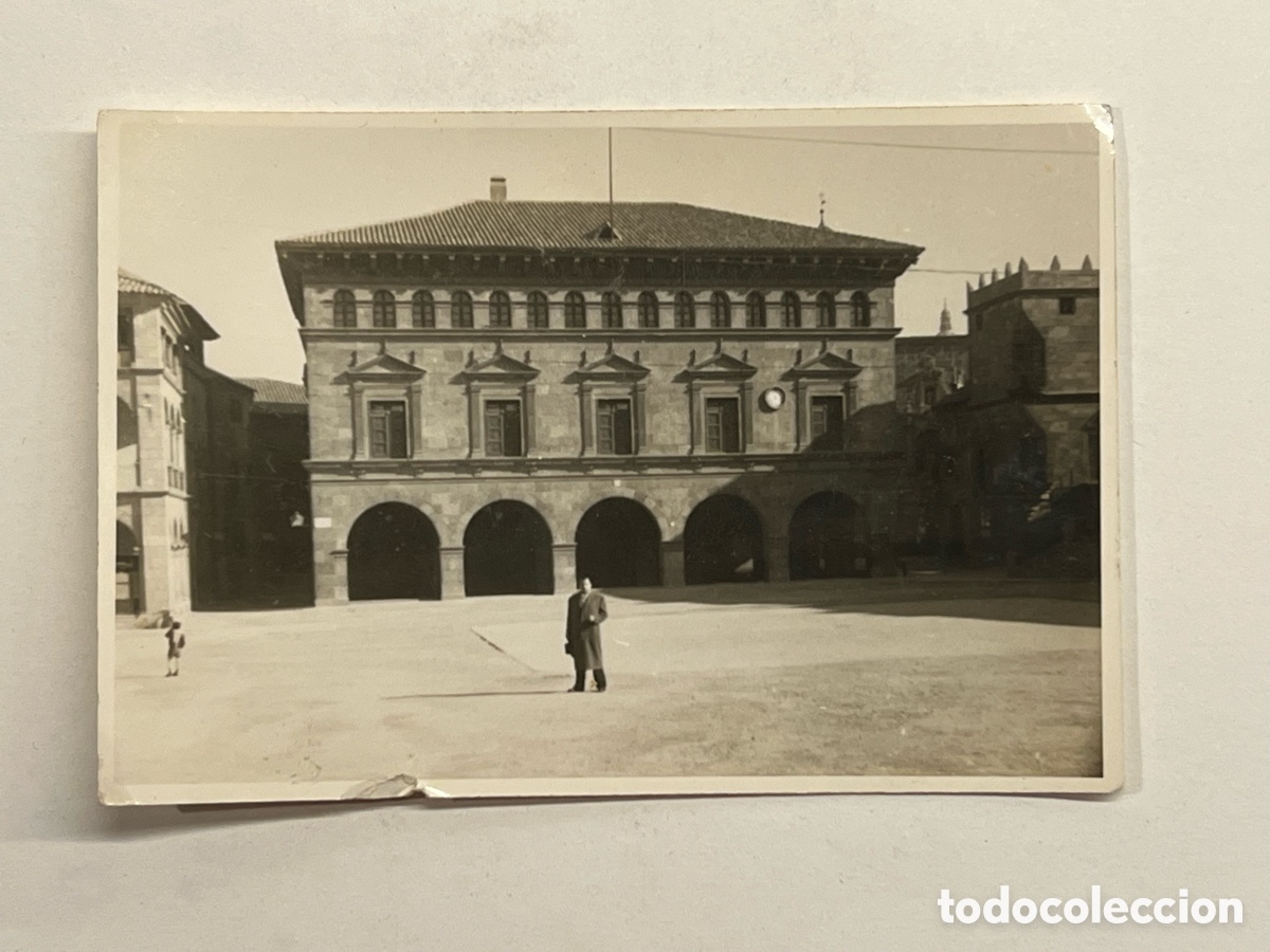 Fotograf&iacute;a antigua: BARCELONA. Plaza Mayor del Pueblo Espa&ntilde;ol.. Fotograf&iacute;a tomada por turista valenciano (h.1945?)