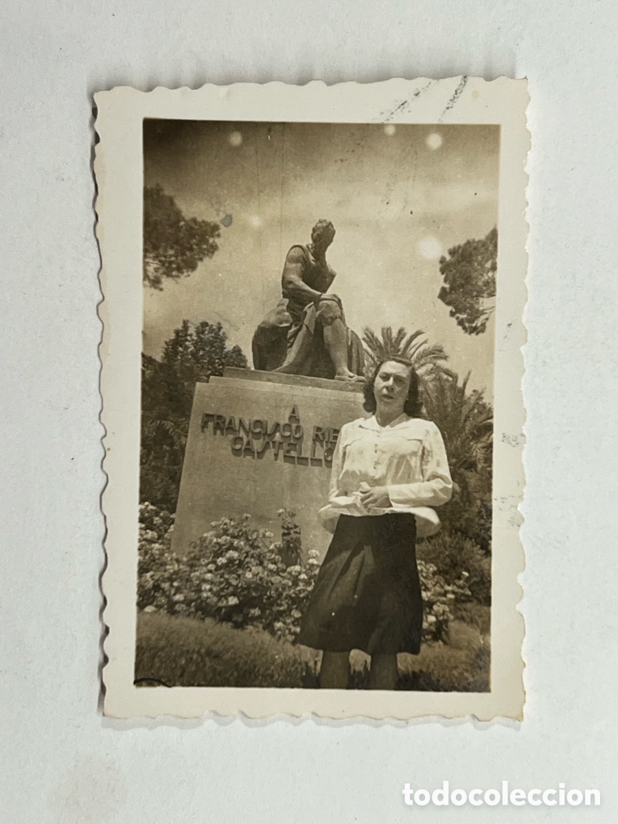 Fotograf&iacute;a antigua: CASTELL&Oacute;N. Escultura homenaje a Francisco Ribalta.. Se&ntilde;ora en el Parque. Junio de 1942