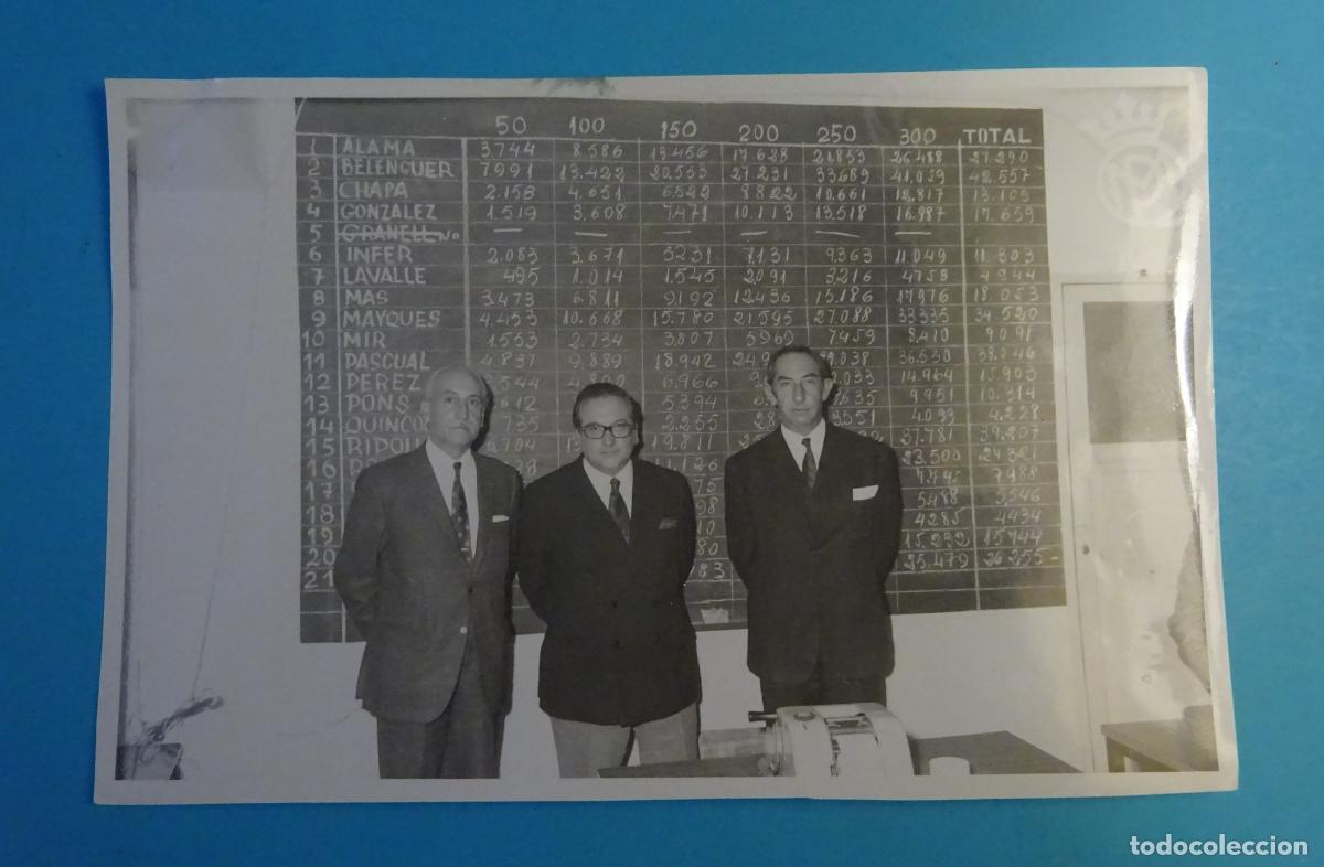 Fotograf&iacute;a antigua: FOTOGRAF&Iacute;A TRES CABALLEROS, AL FONDO PIZARRA ESTADILLO DELANTE DE ELLOS SUMADORA MEC&Aacute;NICA