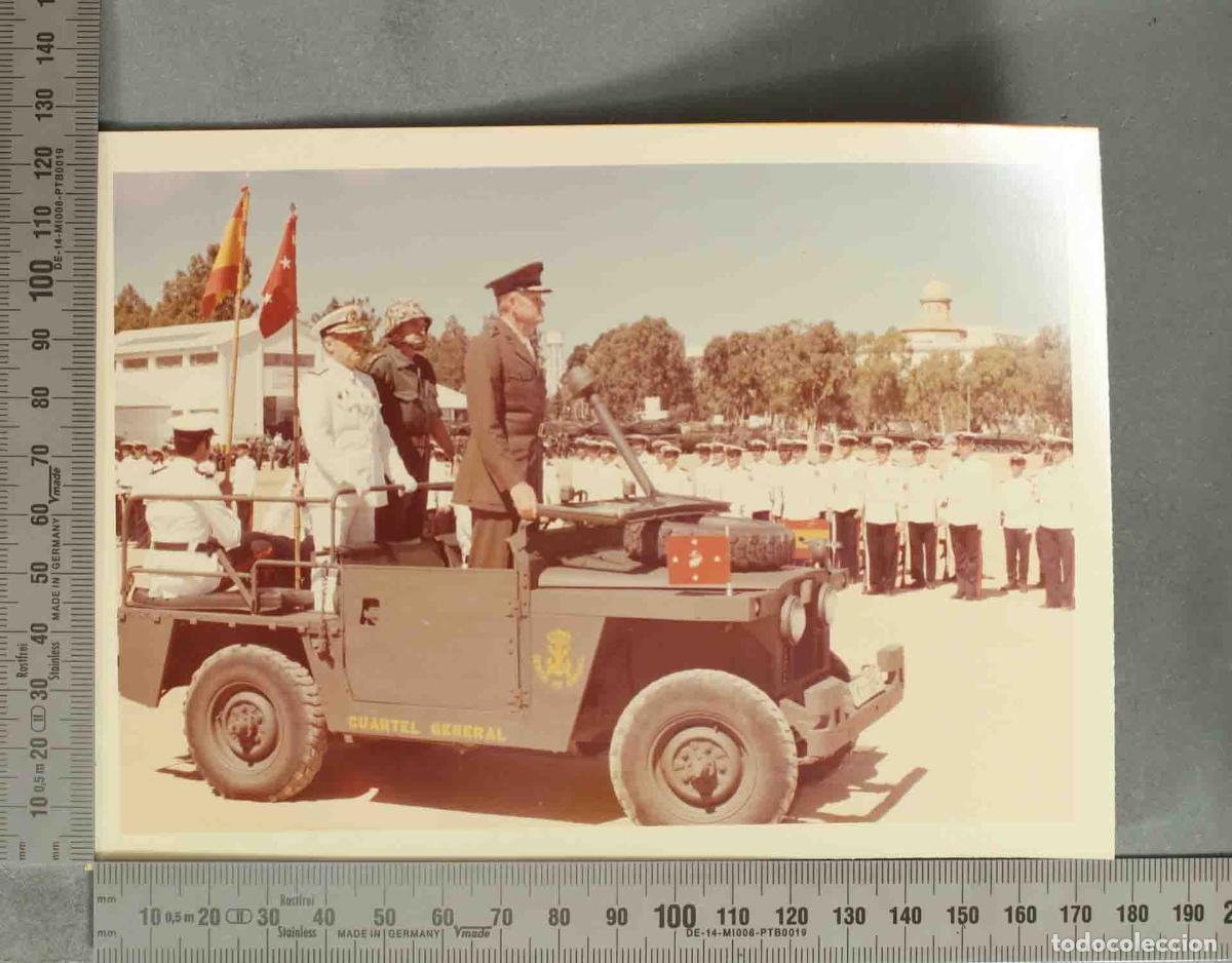 Fotograf&iacute;a antigua: FOTOGRAFIA. VISITA DEL COMANDANTE GENERAL DEL USMC GENERAL WILSON AL TEAR 1977. PASANDO REVISTA JEEP