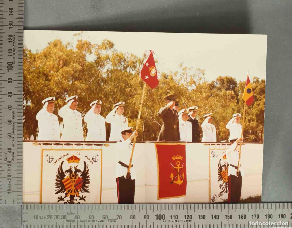 Fotograf&iacute;a antigua: FOTOGRAFIA. VISITA DEL COMANDANTE GENERAL DEL USMC GENERAL WILSON AL TEAR 1977. TRIBUNA