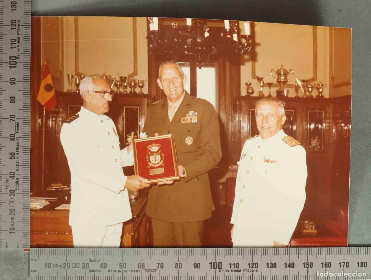 Fotograf&iacute;a antigua: FOTOGRAFIA. VISITA DEL COMANDANTE GENERAL DEL USMC GENERAL WILSON AL TEAR 1977. ENTREGA METOPA
