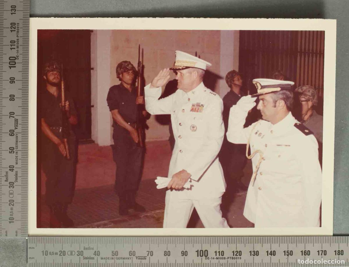 Fotograf&iacute;a antigua: FOTOGRAFIA. VISITA DEL COMANDANTE GENERAL DEL USMC GENERAL WILSON AL TEAR 1977. PASANDO REVISTA
