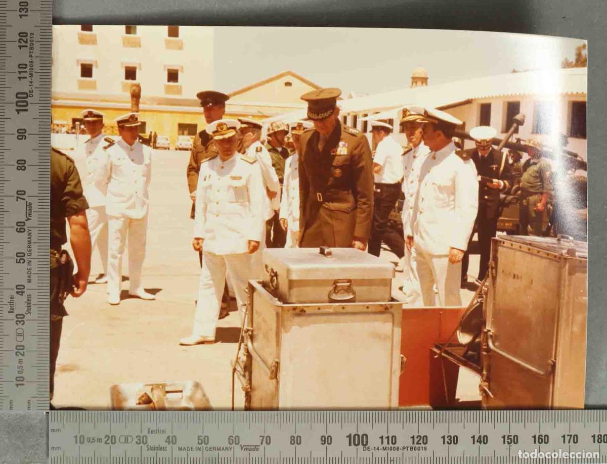 Fotograf&iacute;a antigua: FOTOGRAFIA. VISITA DEL COMANDANTE GENERAL DEL USMC GENERAL WILSON AL TEAR 1977. MOSTRANDO EQUIPO