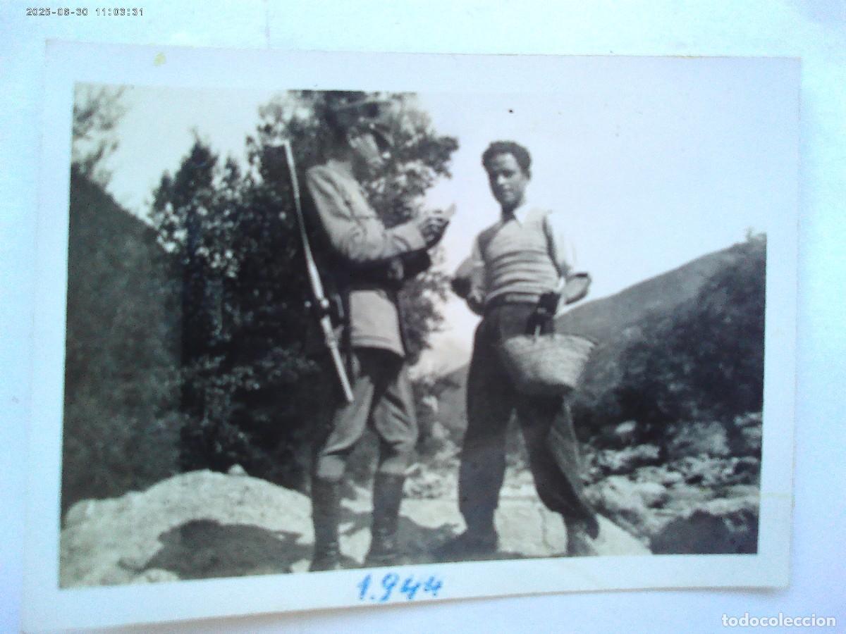 Fotograf&iacute;a antigua: POLICIA ARMADA : FOTO DE AGENTE CON FUSIL MAUSER SIMULANDO UN CONTROL A UN PAISANO, 1944