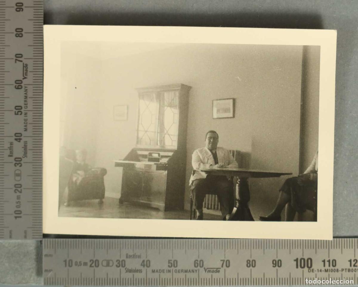 Fotograf&iacute;a antigua: FOTOGRAFIA. SE&Ntilde;OR EN INTERIOR VIVIENDA. HACIA 1950