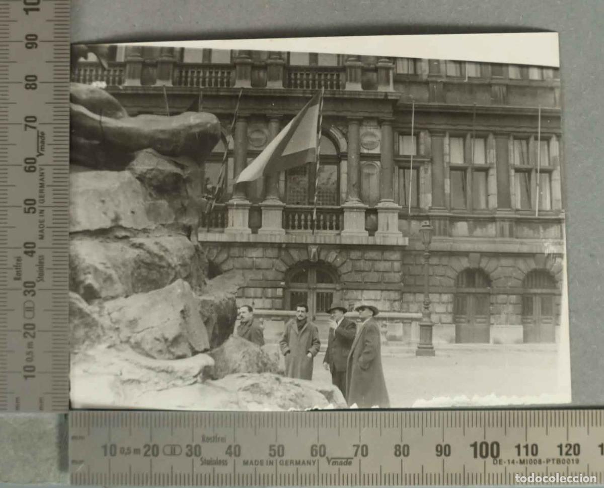 Fotograf&iacute;a antigua: FOTOGRAFIA. GRUPO EN PLAZA CON EDIFICIO BANDERAS VARIOS PAISES HACIA 1950