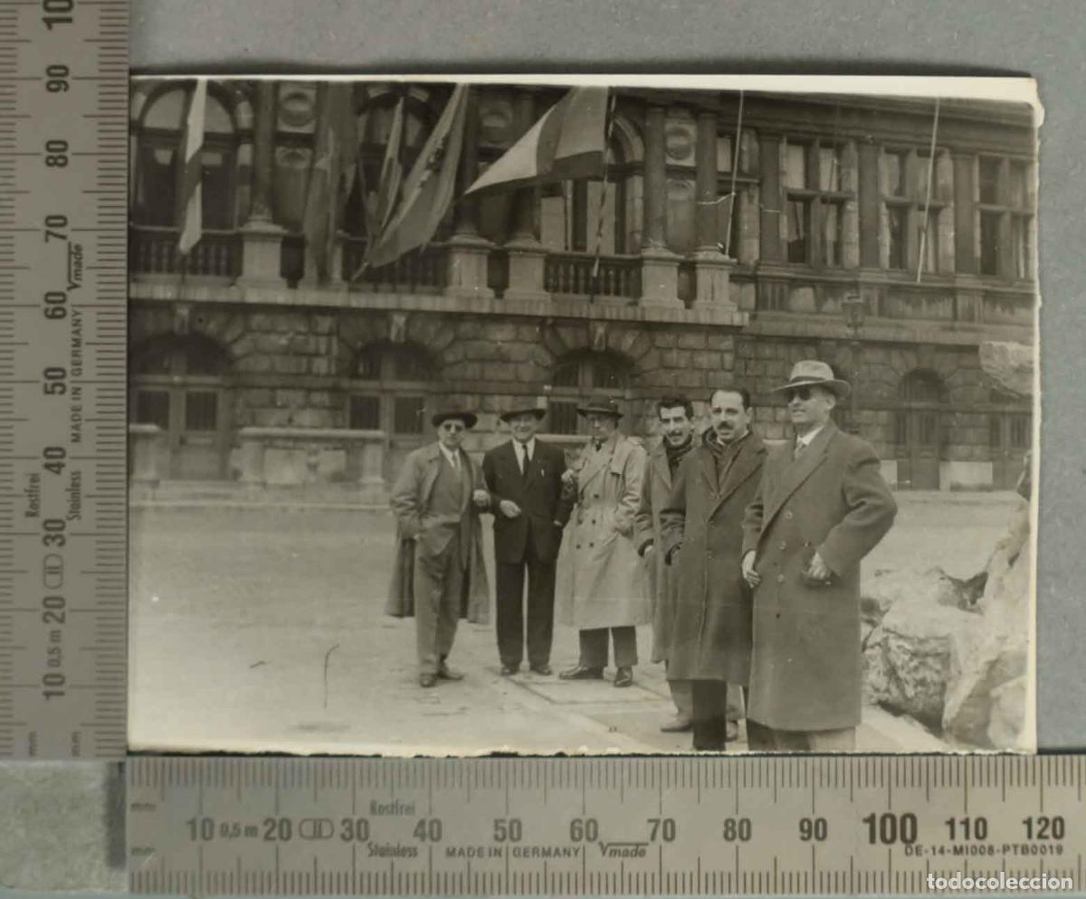 Fotograf&iacute;a antigua: FOTOGRAFIA. GRUPO EN PLAZA CON EDIFICIO BANDERAS VARIOS PAISES HACIA 1950