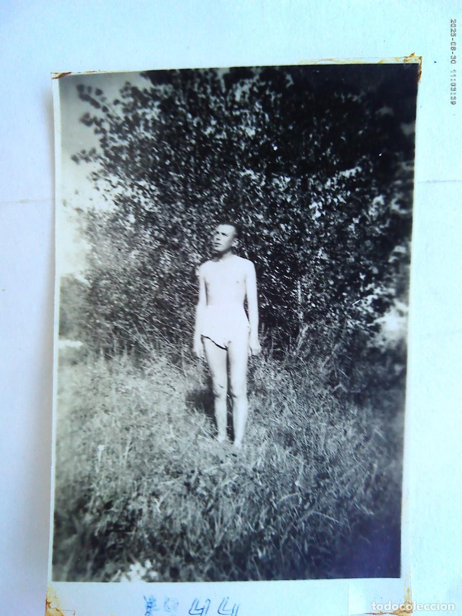 Fotograf&iacute;a antigua: PEQUE&Ntilde;A FOTO DE HOMBRE EN CALZONCILLO TOMANDO EL SOL , 1944