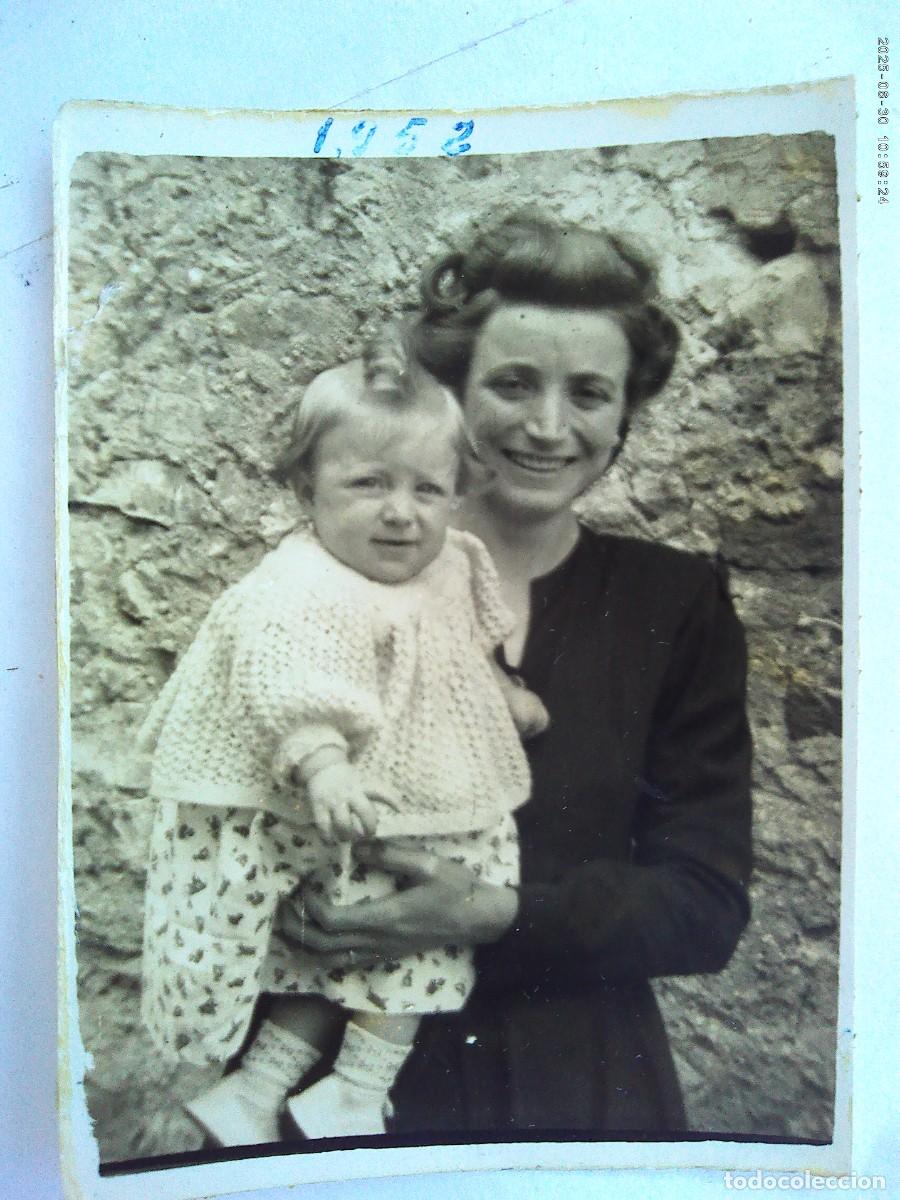 Fotografia antiga: MINUTERO DE FOTOGRAFO CALLEJERO DE MUJER DE LUTO CON NI&Ntilde;A PEQUE&Ntilde;A , 1952