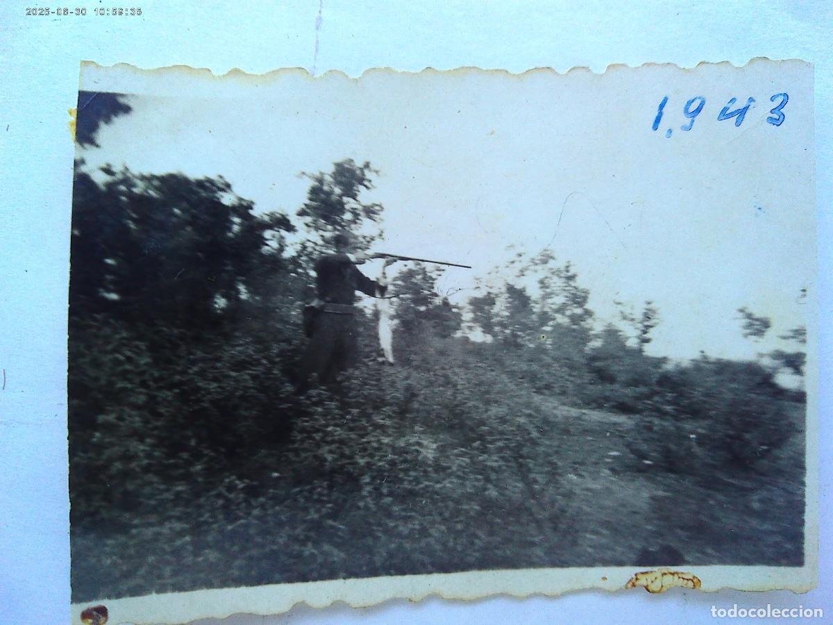 Fotografia antiga: PEQUE&Ntilde;A FOTO DE CAZADOR DISPARANDO CON ESCOPETA , 1943