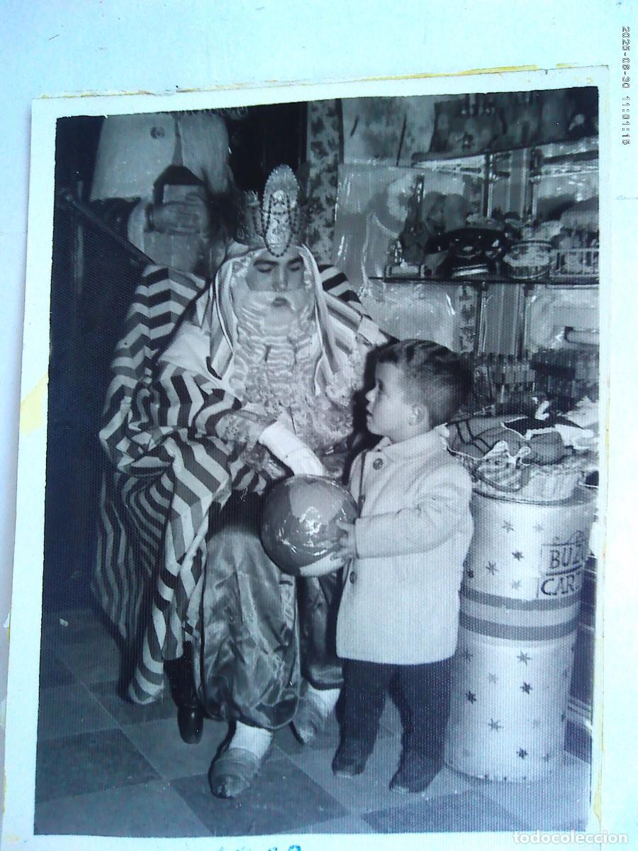 Fotograf&iacute;a antigua: MINUTERO DE FOTOGRAFO DE NAVIDAD: NI&Ntilde;O AQUEJADO DE ENANISMO CON REY MAGO. DE CAMPOY , SEVILLA