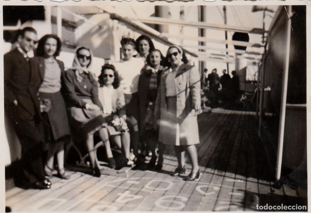 Fotograf&iacute;a antigua: Personajes en un barco. A&ntilde;os 40. pc