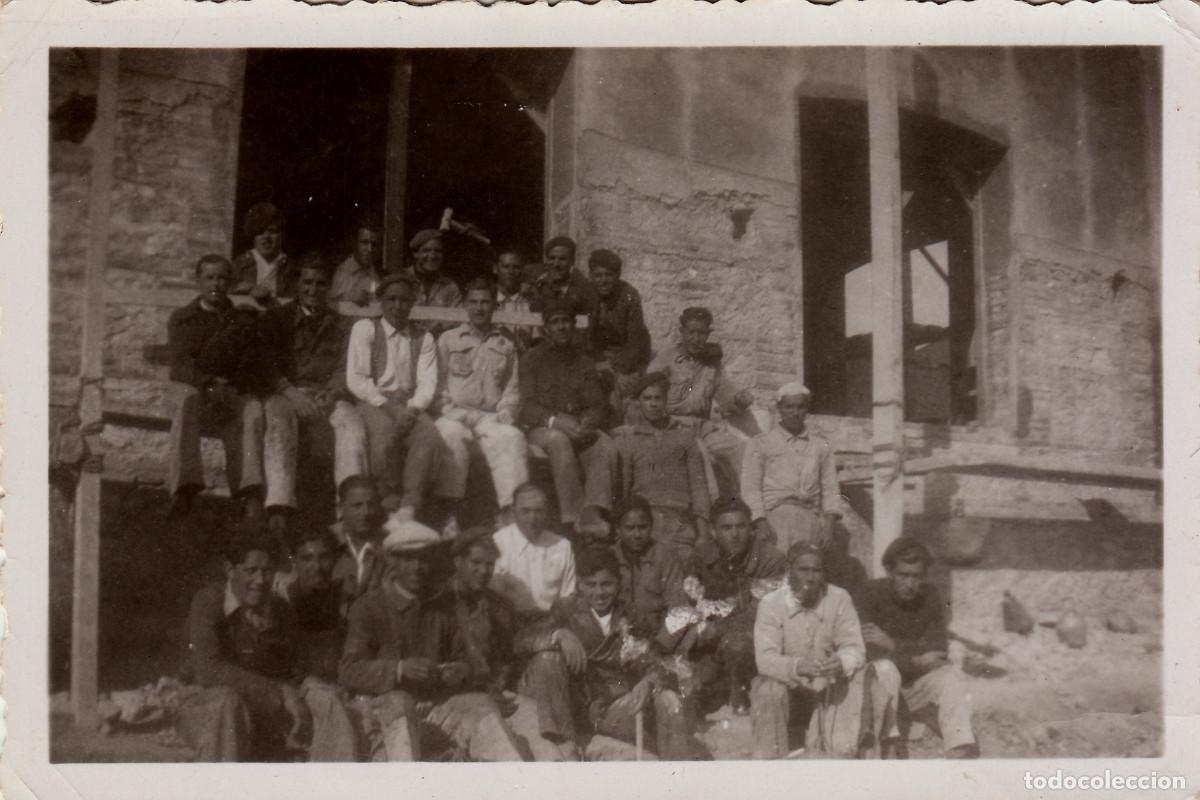 Fotograf&iacute;a antigua: Presos? en la construcci&oacute;n de un edificio. Obreros. Militares. A&ntilde;os 30-40. pc