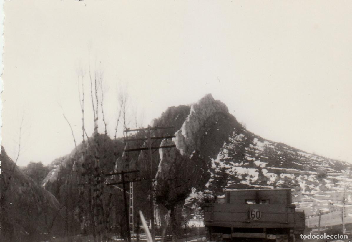 Fotograf&iacute;a antigua: Carretera con antiguo cami&oacute;n. Cresta Occidental de Palomares, Sierra Cantabria??. A&ntilde;os 50 pc