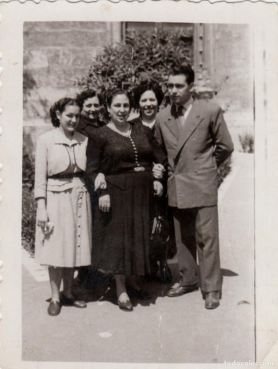 Fotograf&iacute;a antigua: Amigos en la Lonja de Val&egrave;ncia. A&ntilde;os 40 pc