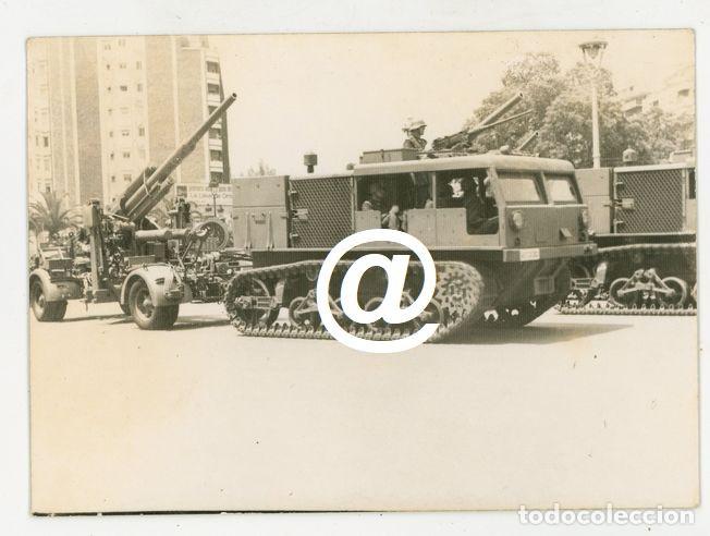 Antique Photography: FOTO BARCELONA DESFILE EJERCITO ESPA&Ntilde;OL VEHICULO TRACTOR ORUGA CON CA&Ntilde;ON A&Ntilde;OS 60