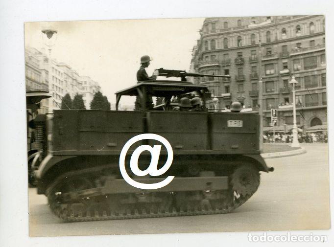 Fotograf&iacute;a antigua: FOTO BARCELONA DESFILE EJERCITO ESPA&Ntilde;OL VEHICULO TRACTOR ORUGA CON ARTILLERO A&Ntilde;OS 60