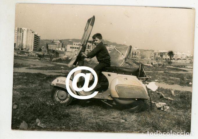 Fotograf&iacute;a antigua: FOTO BARCELONA MOTO SCOOTER VESPA CON SIDECAR A&Ntilde;OS 60