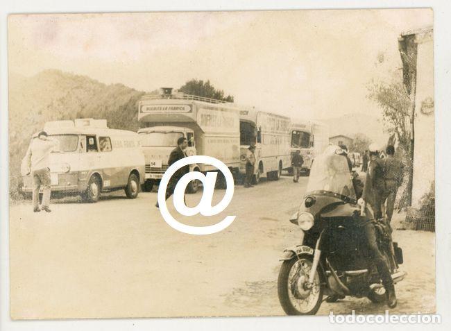 Fotograf&iacute;a antigua: FOTO CARAVANA FURGONETA FADISA EBRO FANTA CAMION MUEBLES LA FABRICA MOTO SANGLAS GUARDIA CIVIL