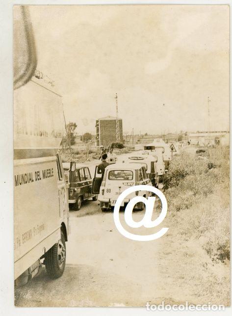 Fotografia antiga: FOTO CARAVANA PUBLICITARIA COCHE FASA RENAULT 4 CHICLE MAY MATRICULA SANTANDER A&Ntilde;OS 60