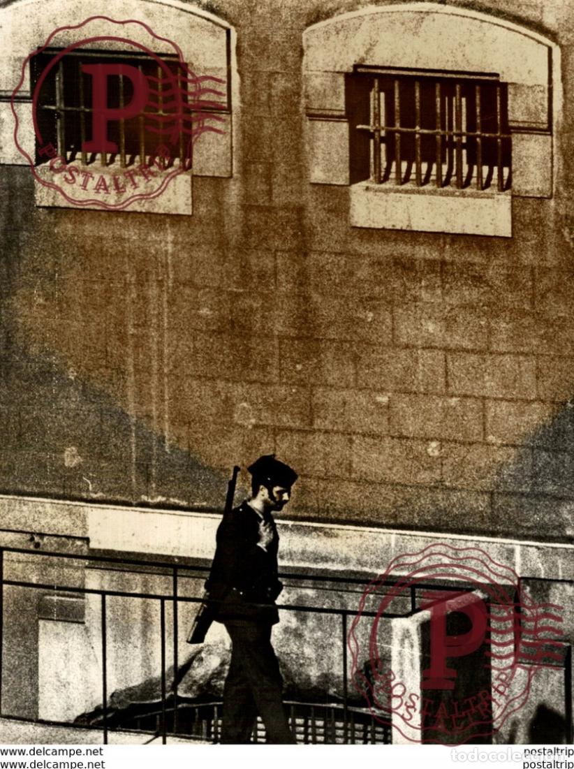 Fotograf&iacute;a antigua: BARCELONA POLICIA ENFRENTE DE DEL PRISION CAUDILLO GENERAL FRANCO 1975 ESPAGNE SPAIN ESPA&Ntilde;A