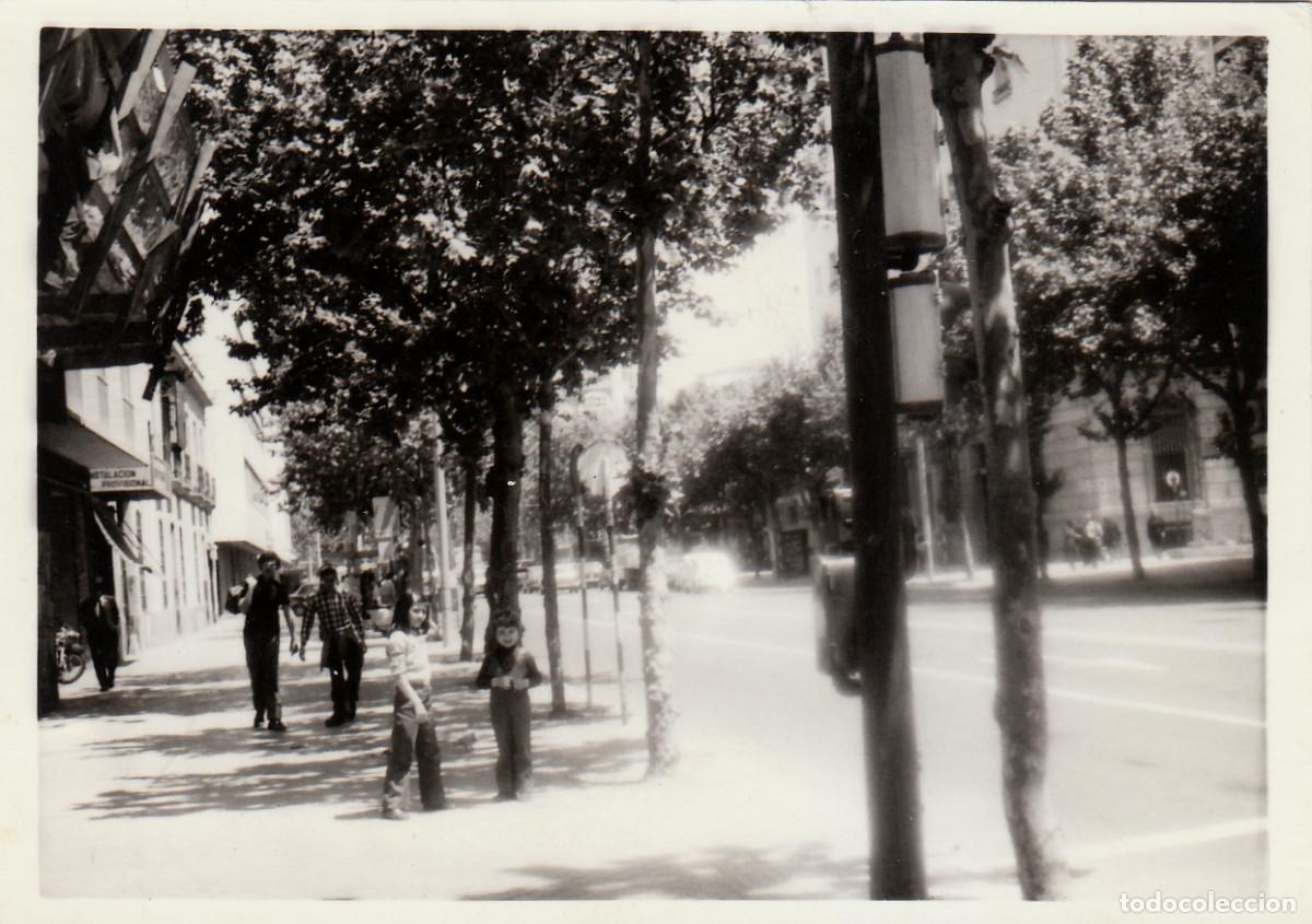 Fotograf&iacute;a antigua: Ni&ntilde;os en una calle. Cartel instalaci&oacute;n provisional. A&ntilde;os 60-70 pc