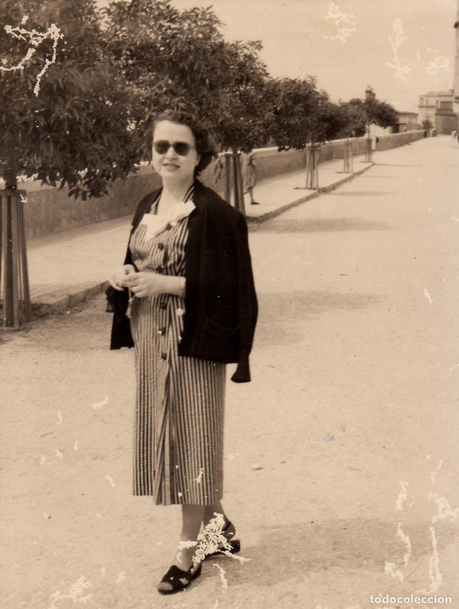 Fotograf&iacute;a antigua: Mujer posando junto al pretil del r&iacute;o. A&ntilde;os 50-60 pc