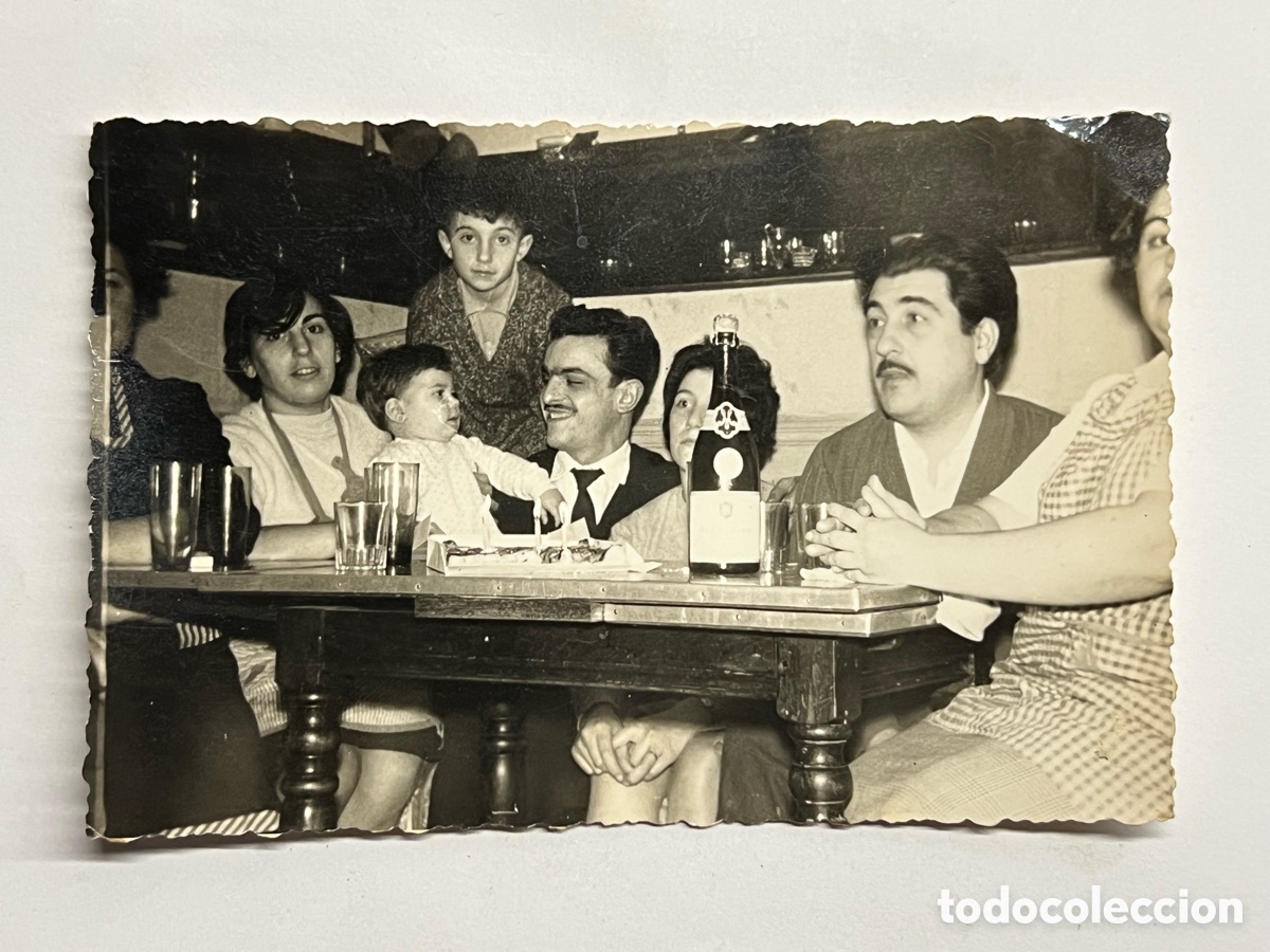 Fotograf&iacute;a antigua: VALENCIA y sus bares.. Celebrando el tercer cumplea&ntilde;os del ni&ntilde;o&hellip; (a.1961) Medidas: 8 x 12 cm