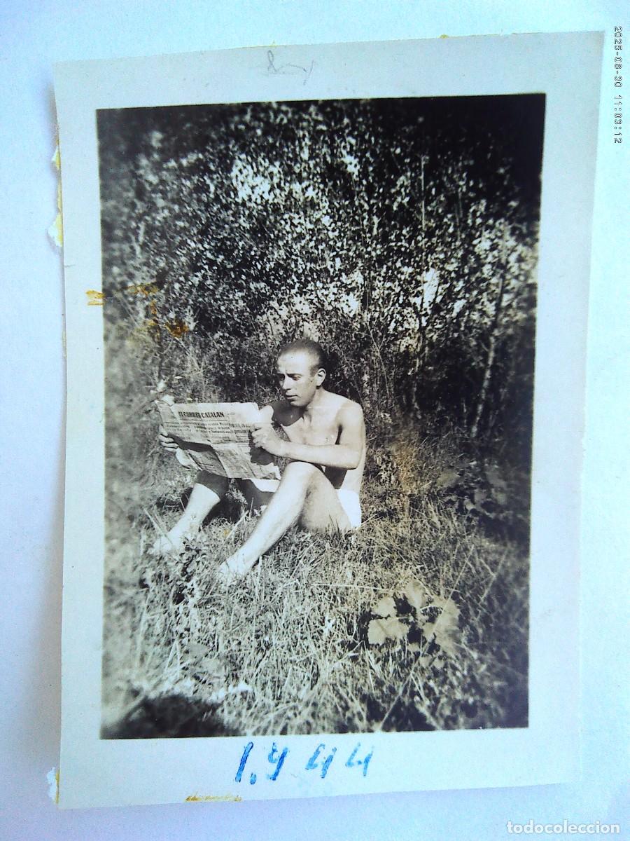 Fotograf&iacute;a antigua: FOTO DE HOMBRE EN CALZONCILLO LEYENDO EL PERIODICO ( EL CORREO CATALAN ) EN EL CAMPO, 1944