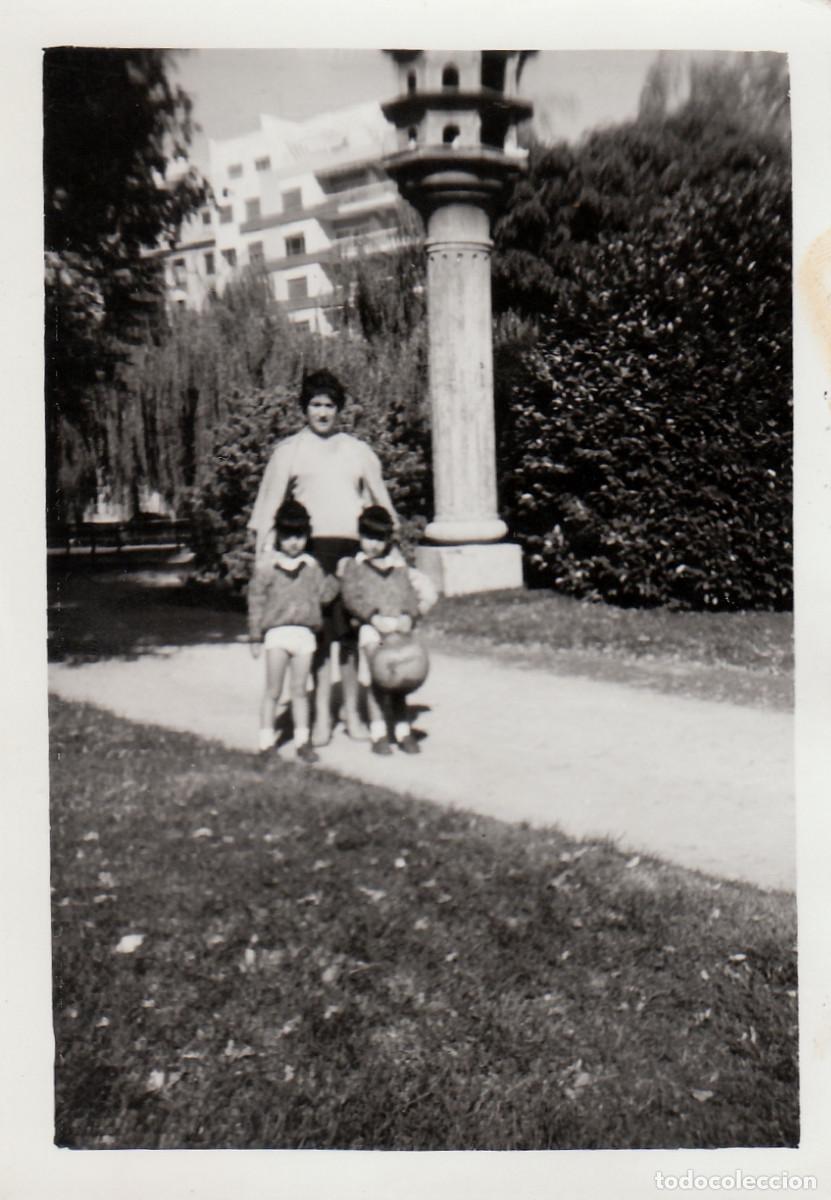 Fotograf&iacute;a antigua: Palomar en un jard&iacute;n. A&ntilde;os 50 pc
