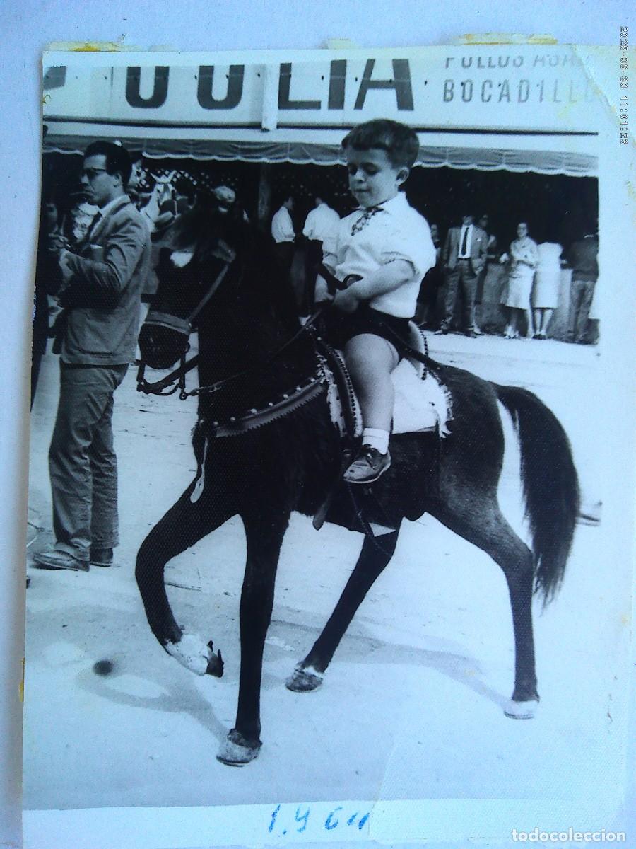 Fotograf&iacute;a antigua: MINUTERO DE FOTOGRAFO DE FERIA: NI&Ntilde;O AQUEJADO DE ENANISMO EN CABALLITO