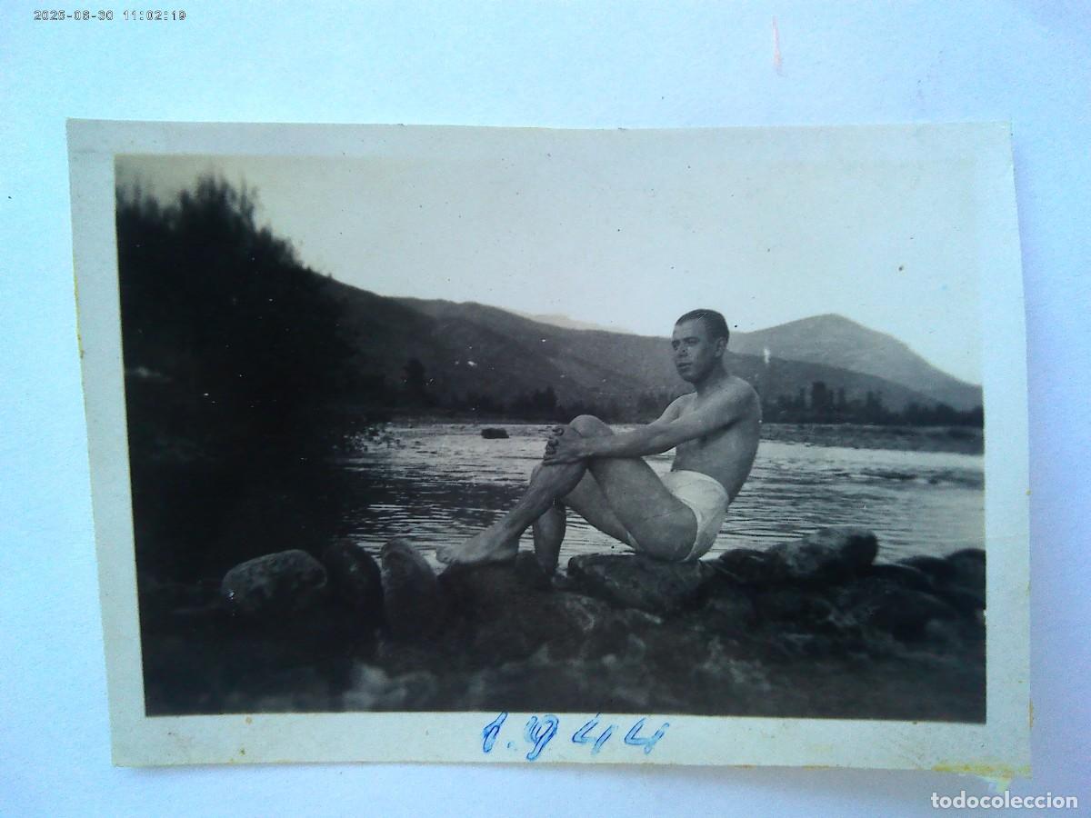 Fotograf&iacute;a antigua: PEQUE&Ntilde;A FOTO DE HOMBRE EN CALZONCILLO EN UNA RIBERA , 1944
