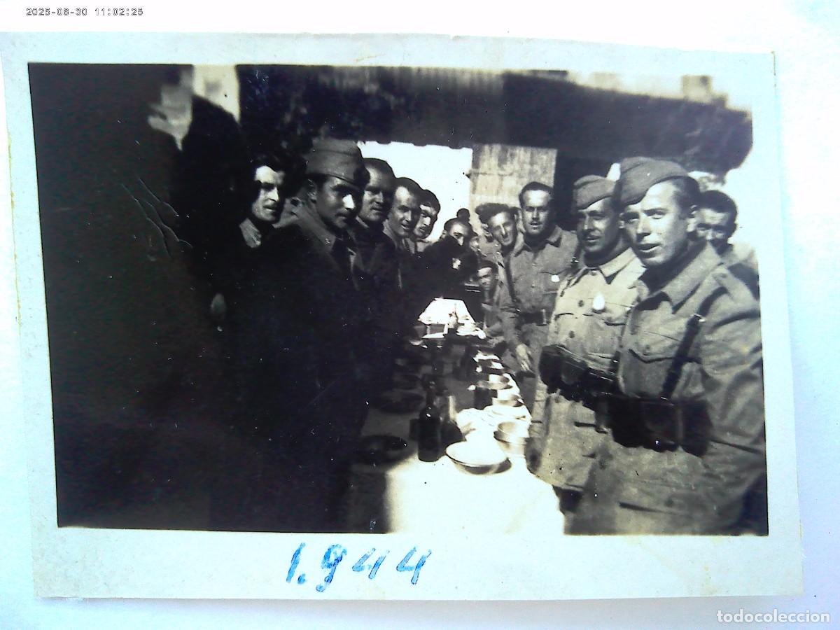 Fotografia antica: FOTO DE MILITARES COMIENDO, 1944