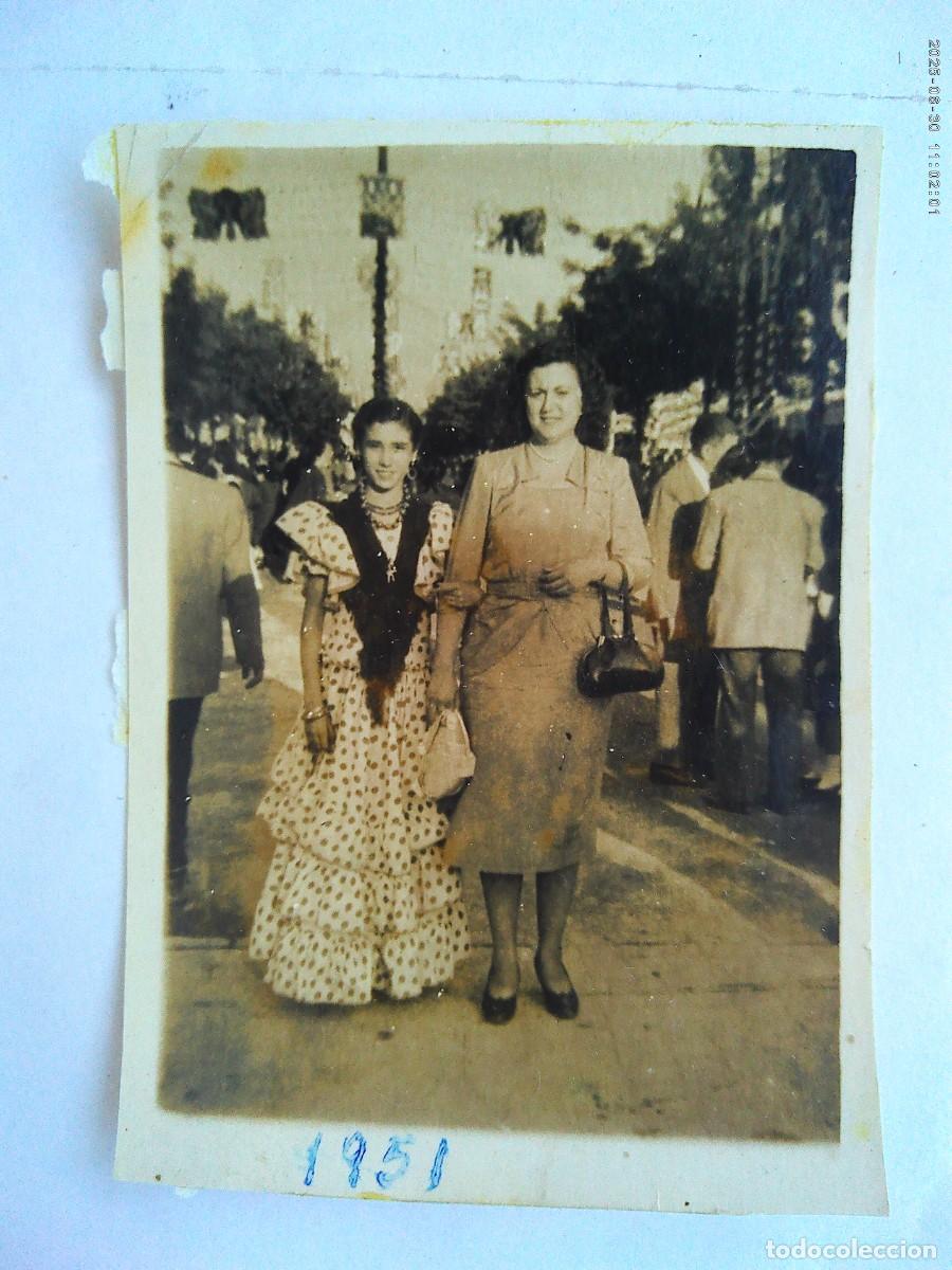 Fotograf&iacute;a antigua: MINUTERO DE FERIA : CHICA VESTIDA DE FLAMENCA CON SE&Ntilde;ORA , 1951
