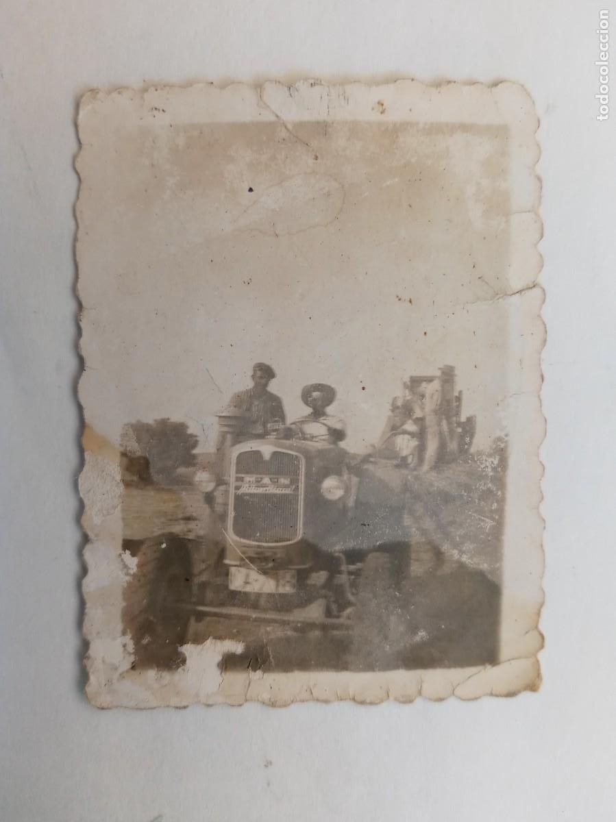 Fotograf&iacute;a antigua: FOTO DE HOMBRES EN UN TRACTOR MARCA MAN , MATRICULA DE CADIZ . MAL ESTADO