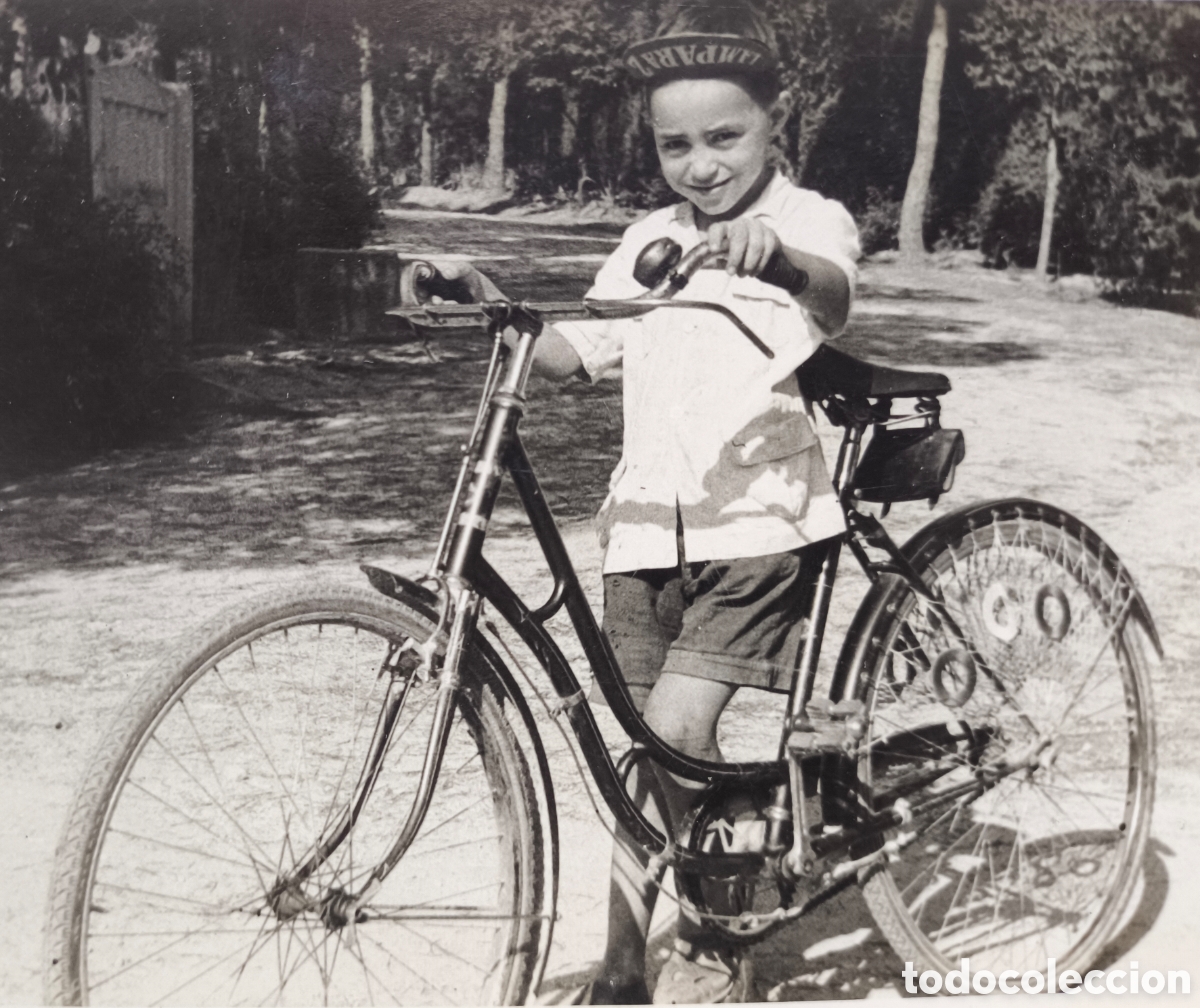 Alte Fotografie: FOTOGRAF&Iacute;A NI&Ntilde;O CON BICICLETA C. 1945