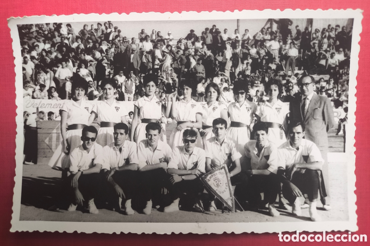 Alte Fotografie: FIGUERES PLA&Ccedil;A DE BRAUS APLEC CORALS FOTOGRAF&Iacute;A GRUPAL GIRONA C. 1965